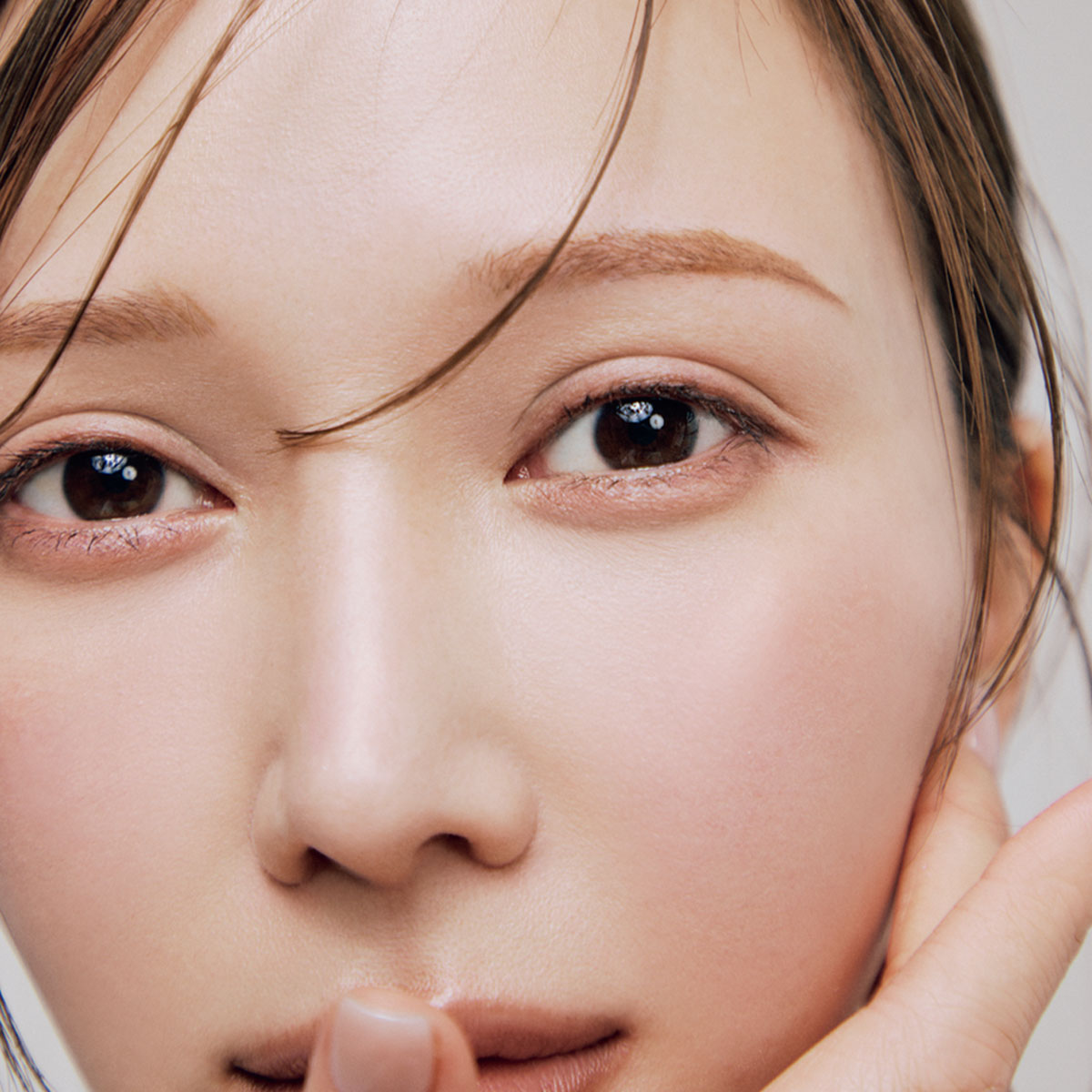 【目の下のくま】あれこれ重ね塗りはNG！もっちり＆血色感も盛れる『正解カラー』は？