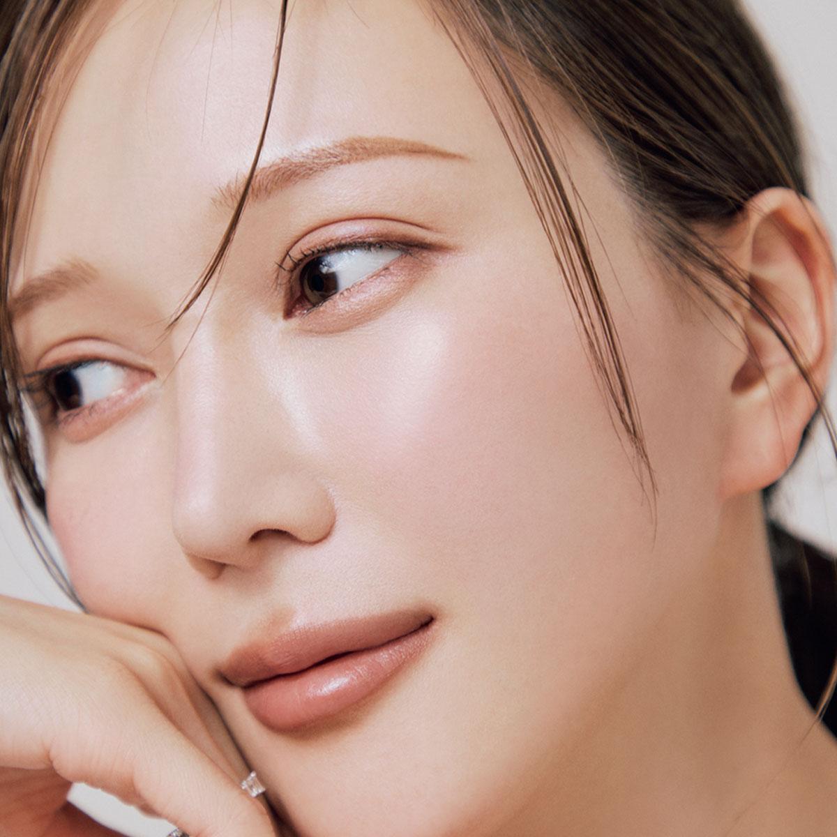 【毛穴はもう埋めないで！】プロが教えてくれた「今っぽく自然」にカモフラできる方法って