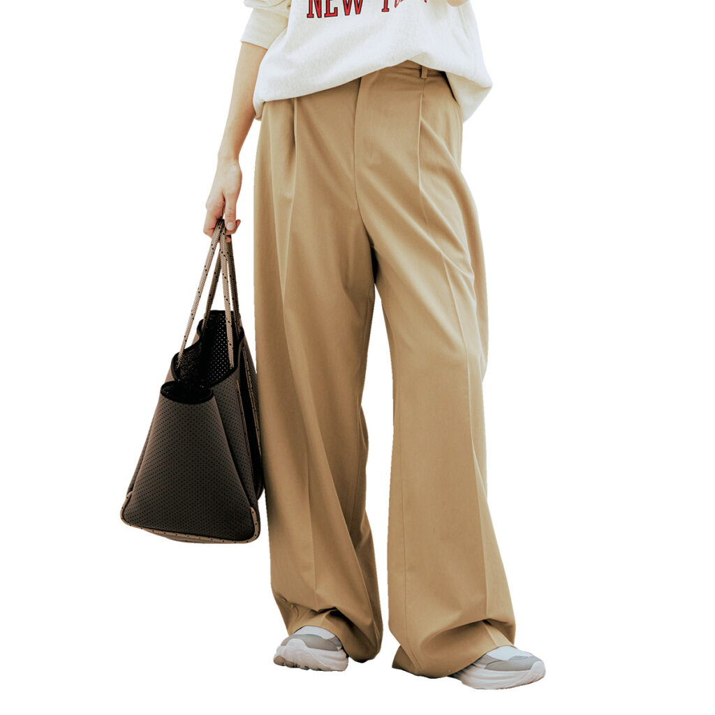 センタープレス入りベージュスラックス