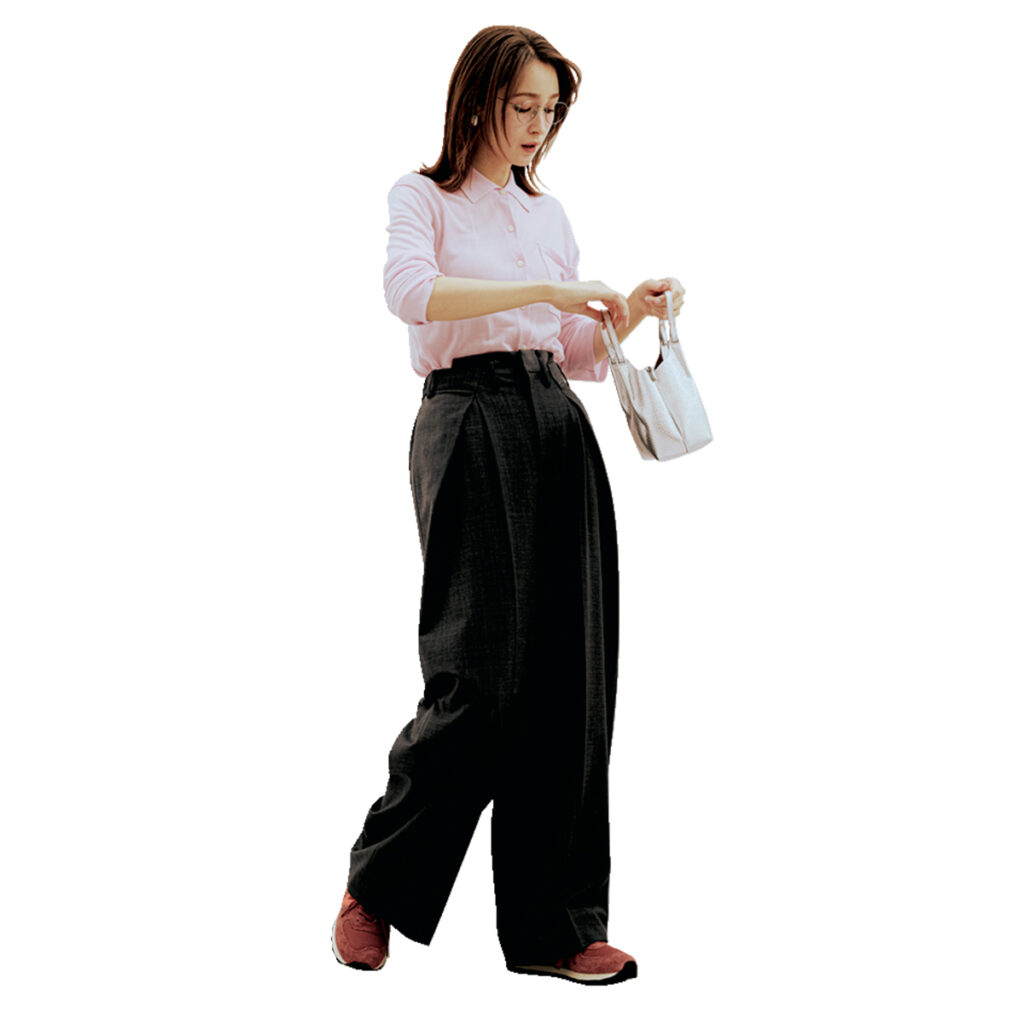 ニットポロとコクーンシルエットのスラックスのコーデ