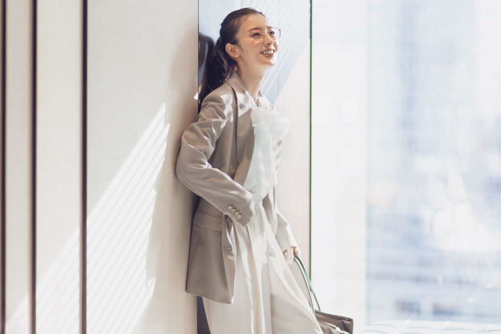 ボウタイブラウスにグレージャケットのお仕事コーデ