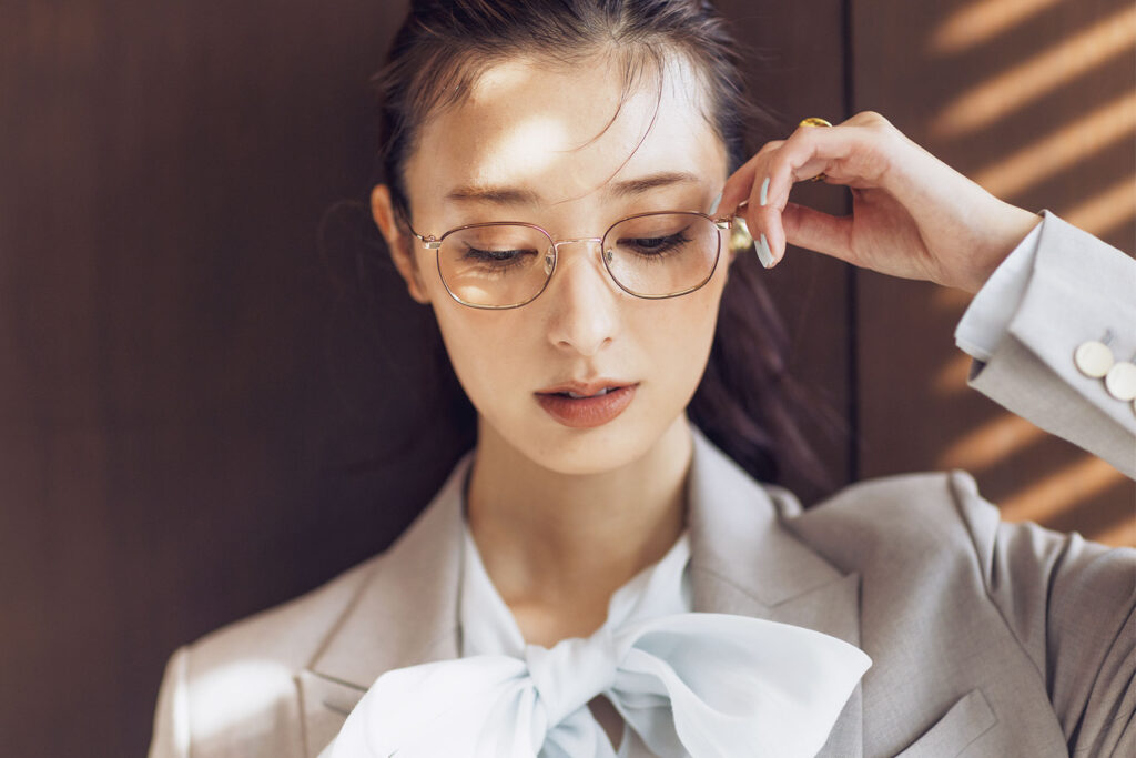 ボウタイブラウスにグレージャケットのお仕事コーデ