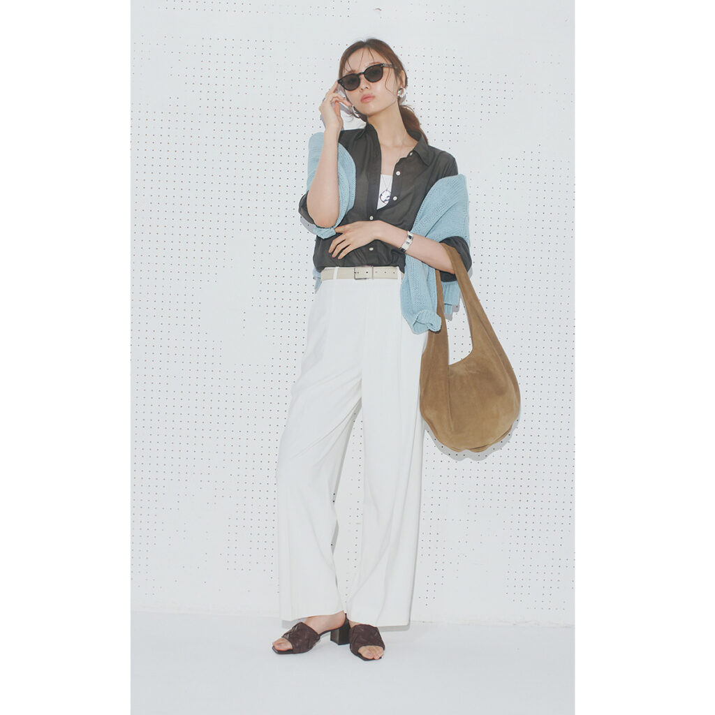 白のタックワイドパンツにブラウンサンダルのコーデ