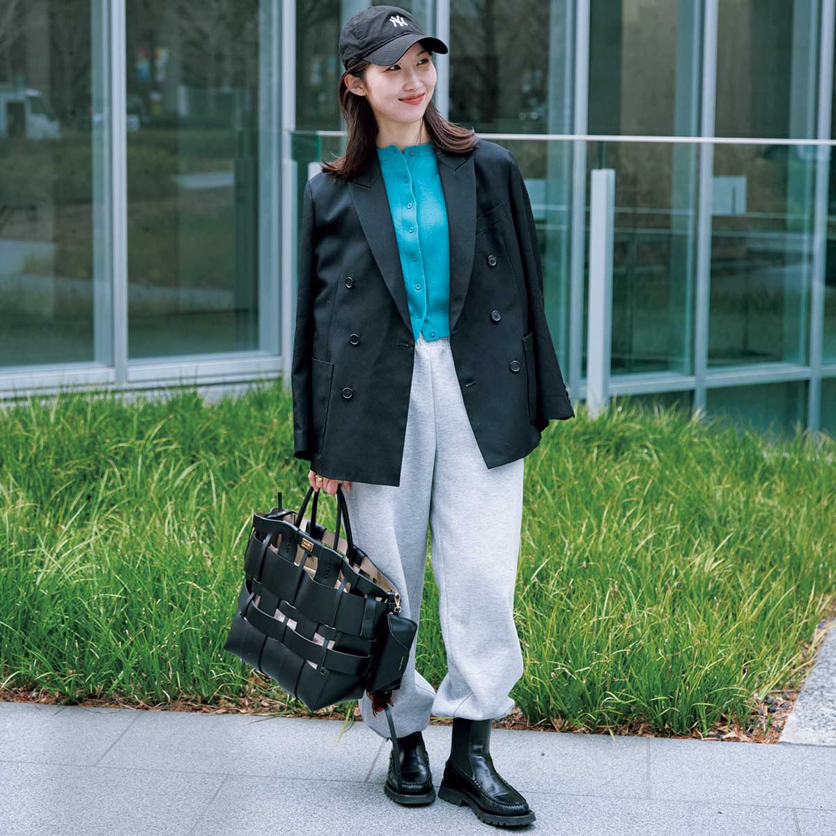 エメラルドグリーンのカーディガンと大きめスウェットパンツをブーツインしたコーデ,スポーティコーデ