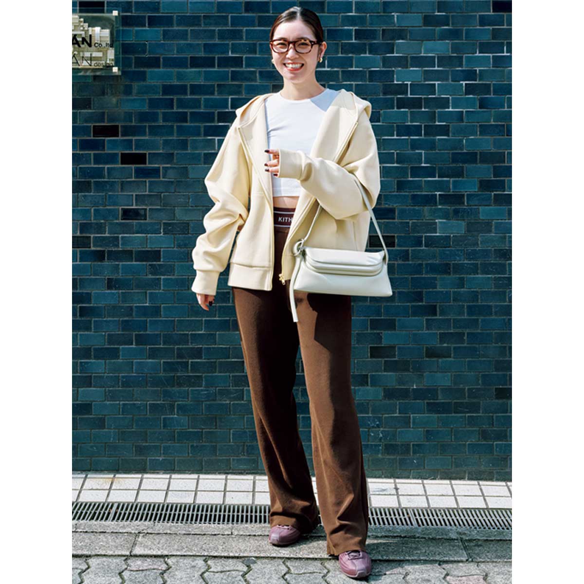 バターイエローのパーカとブラウンパンツのコーデ