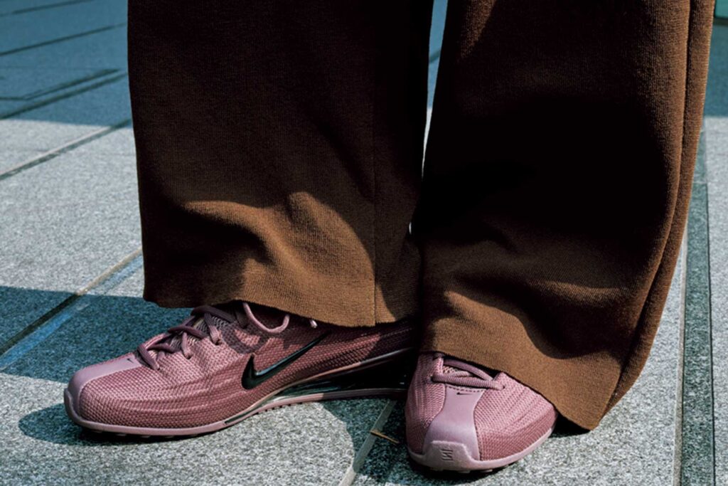 ボルドーのスニーカー