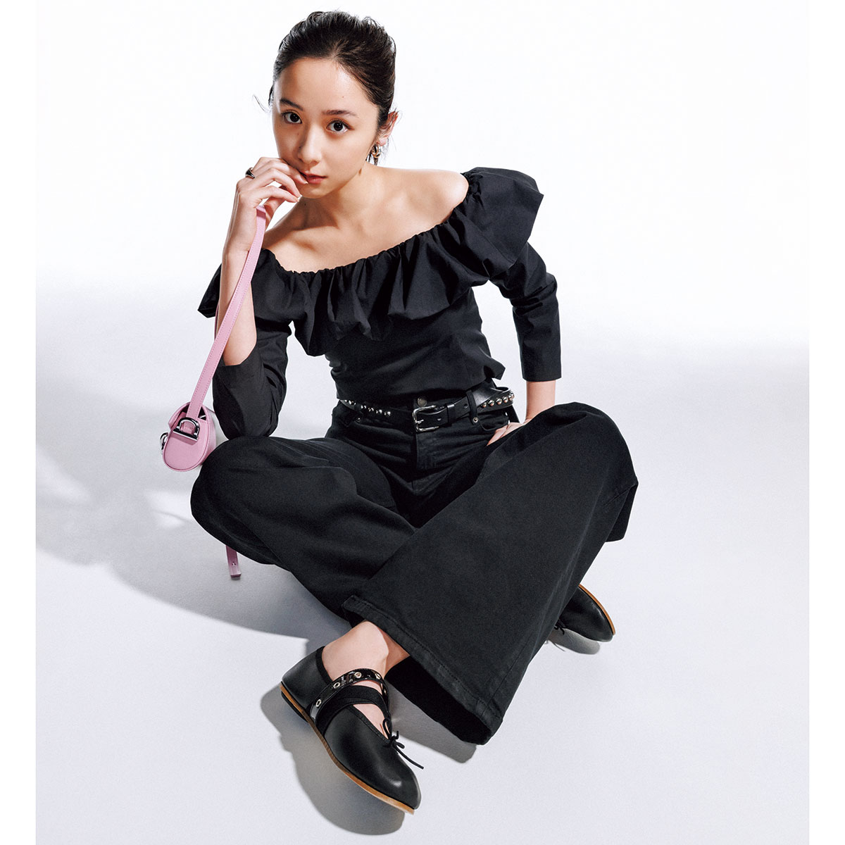 黒デニムとフリルトップスの大人ガーリーコーデ