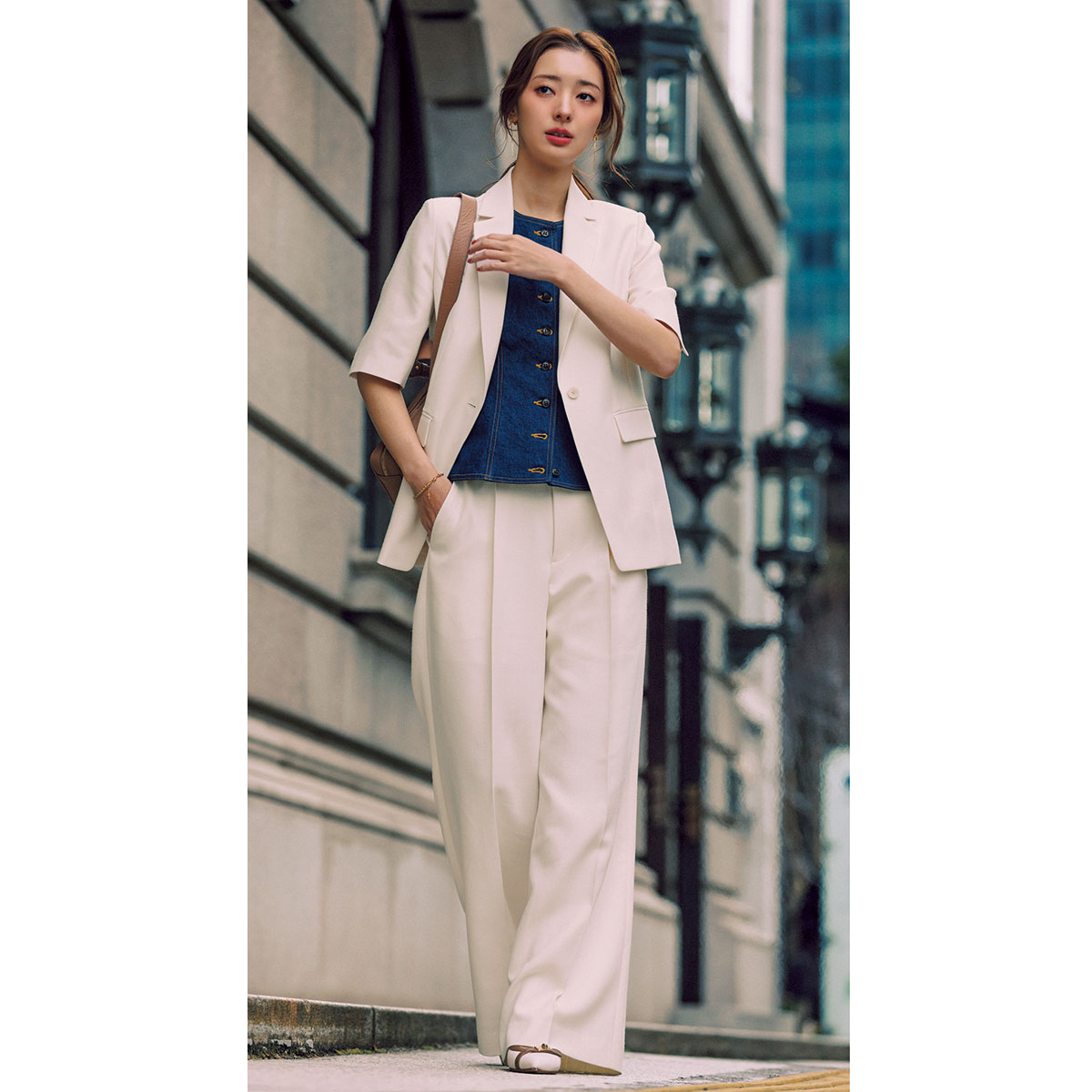 ハーフスリーブのジャケットとセンタープレスパンツの白のセットアップ