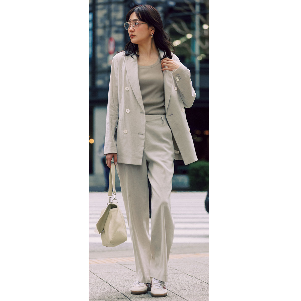 ジャケパンとタンクトップのリネンベージュのワントーンコーデ