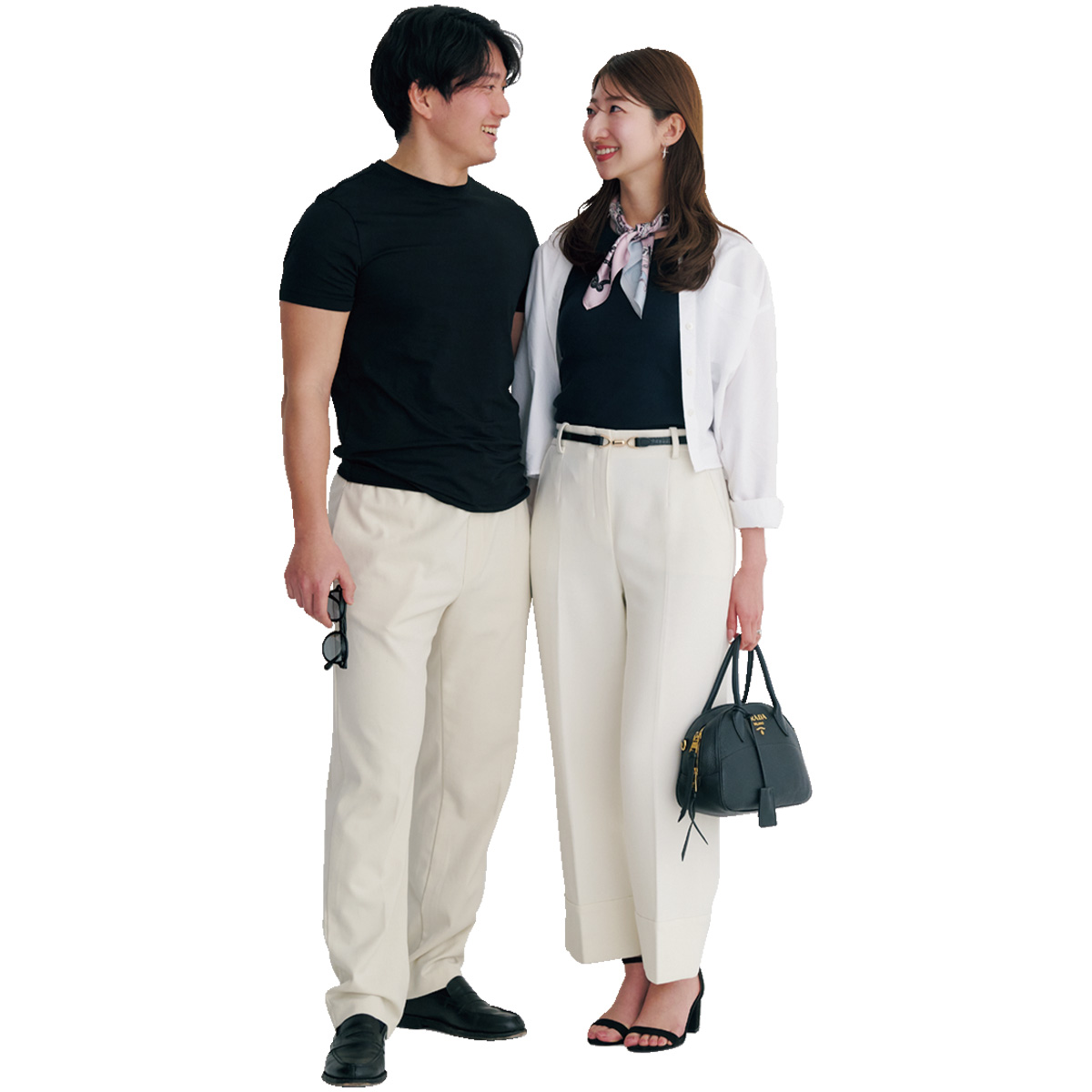 黒トップスに白パンツのリンクコーデ