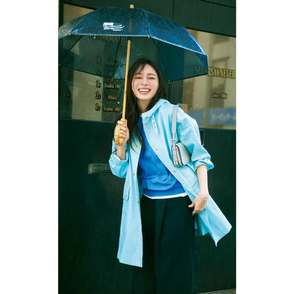 雨の日コーデにおすすめの青コート×黒パンツの梅澤美波さん