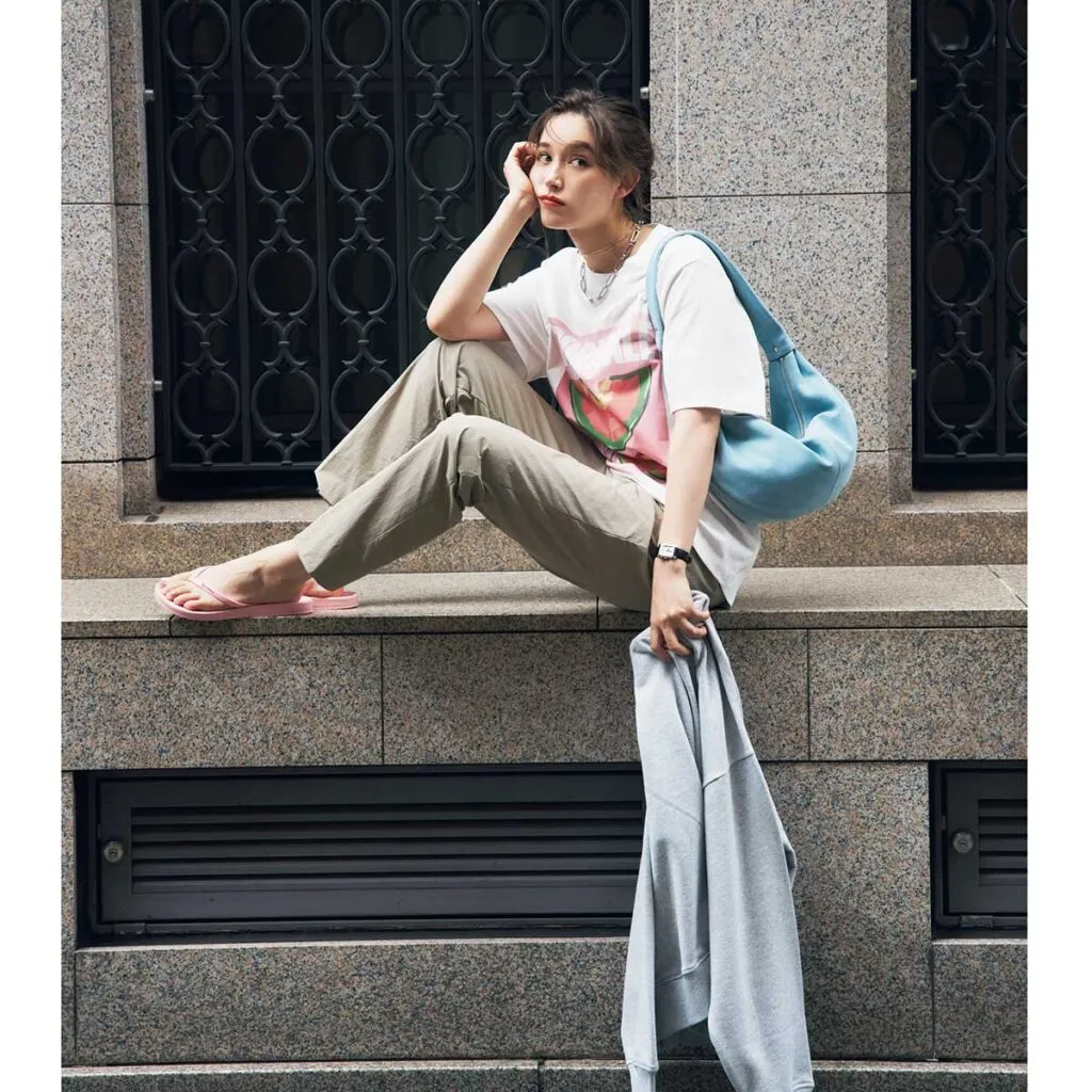 雨の日コーデにおすすめのビーサン×パンツ×Tシャツのトラウデン直美さん