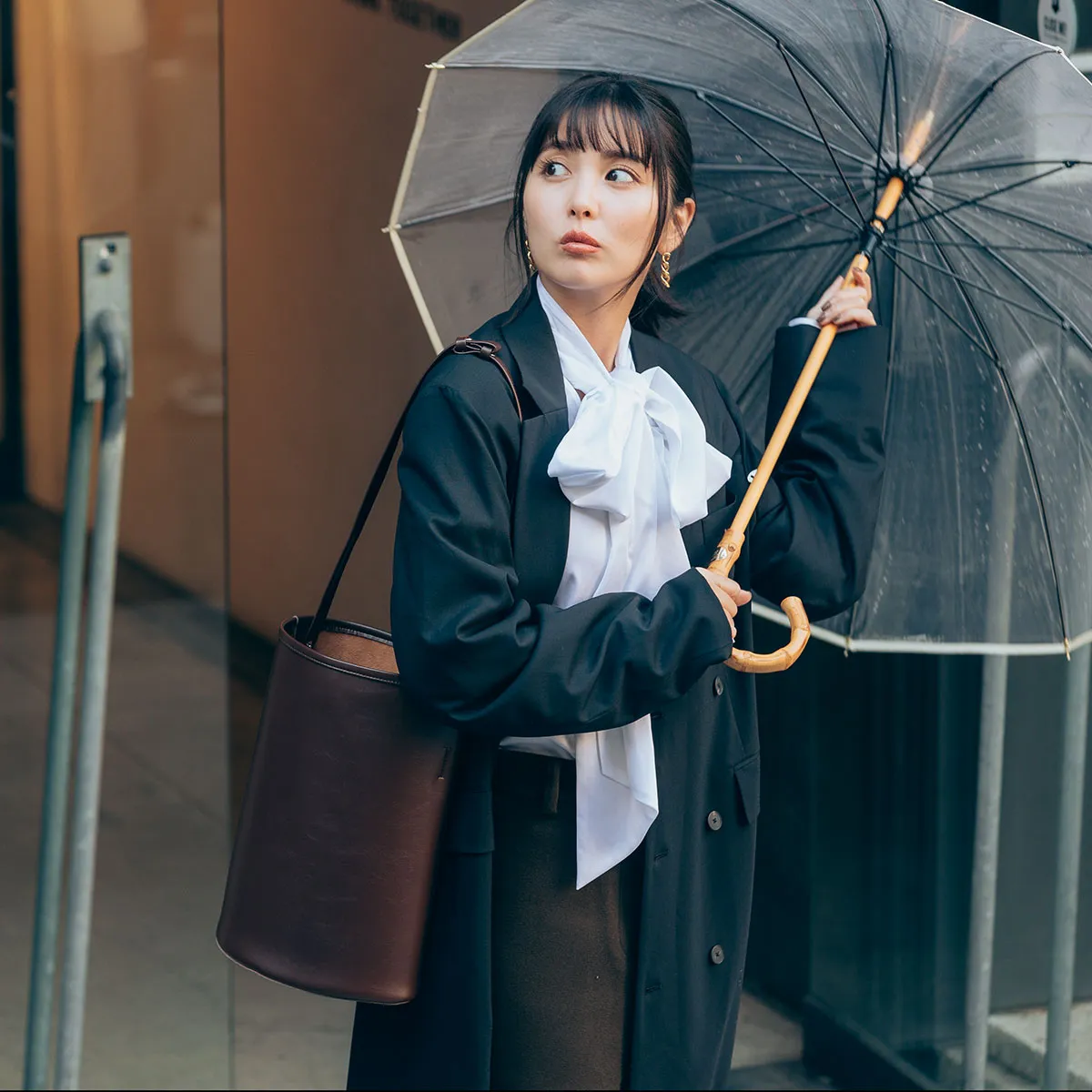 雨の日コーデにおすすめのボウタイブラウス×ジャケット×ブラウンスカート×ショルダーバッグの石川 恋さん
