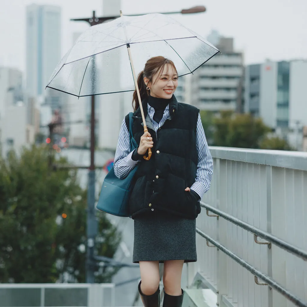雨の日コーデにおすすめのミニスカート×シャツ×ダウンベストの梅澤美波さん
