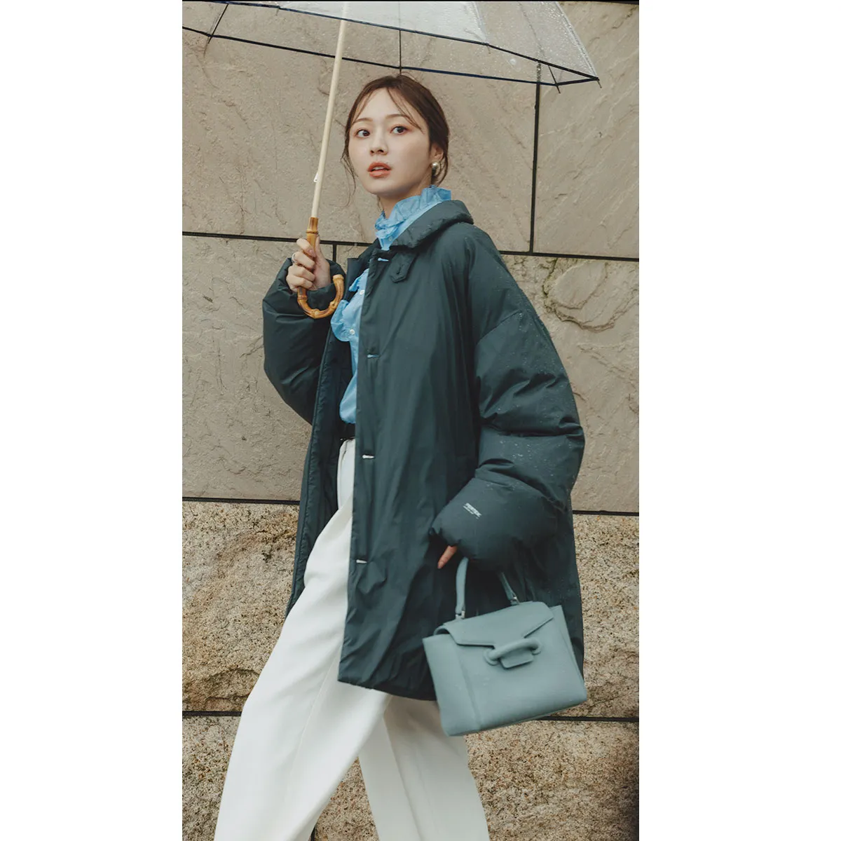 雨の日コーデにおすすめのメンズダウン×パンツ×ボウタイブラウスの梅澤美波さん