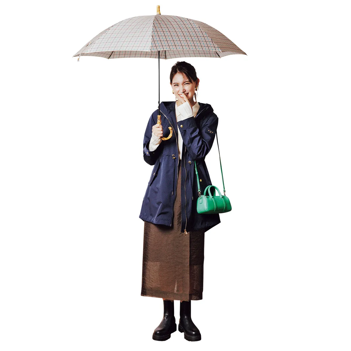雨の日コーデにおすすめのチェック柄傘×ブラウンスカート×ネイビーコートのトラウデン直美さん