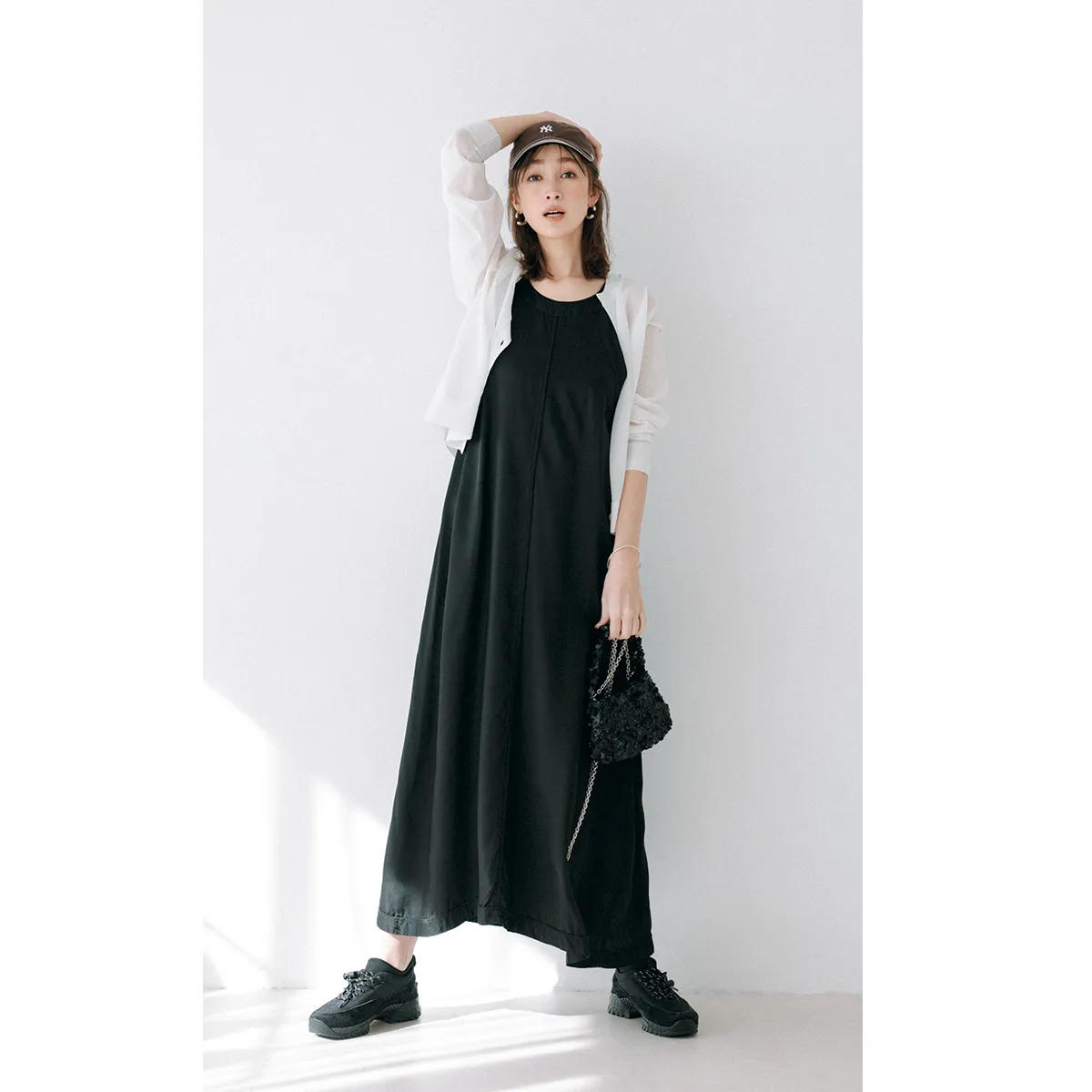 雨の日コーデにおすすめの黒スニーカー×黒ワンピース×キャップの藤井サチさん