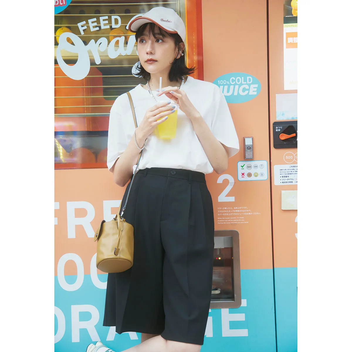 雨の日コーデにおすすめのショートパンツ×白Tシャツ×キャップの松井愛莉さん