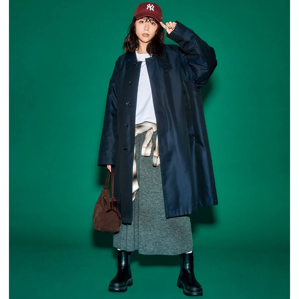雨の日コーデにおすすめのブーツ×ダウンコート×白プルオーバー×グレースカートの松井愛莉さん