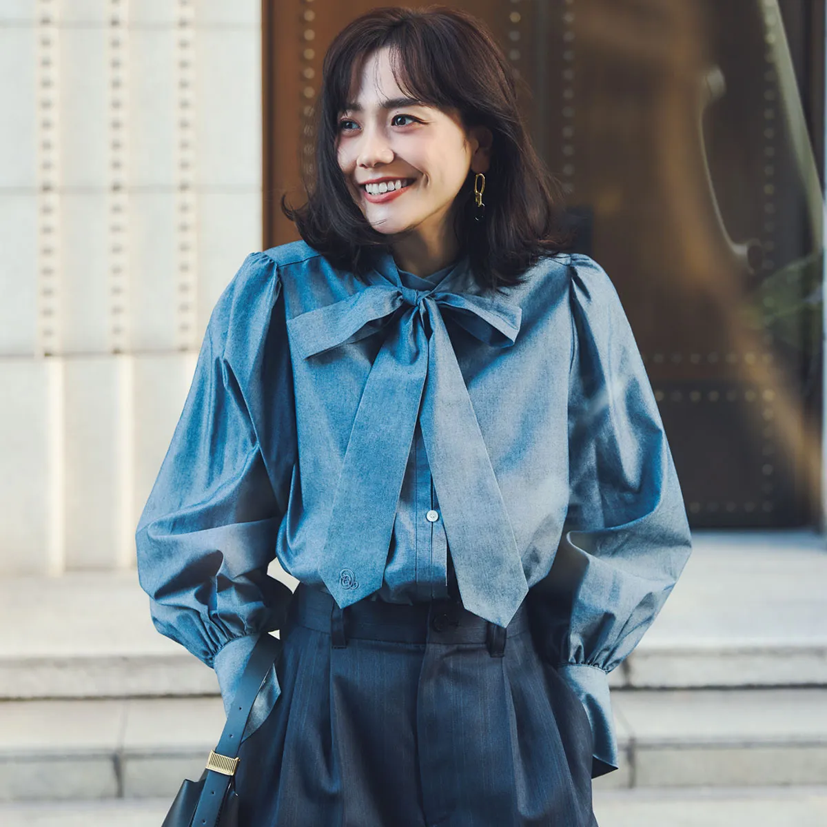 雨の日コーデにおすすめのブルーのボウタイブラウス×スラックスの松井愛莉さん