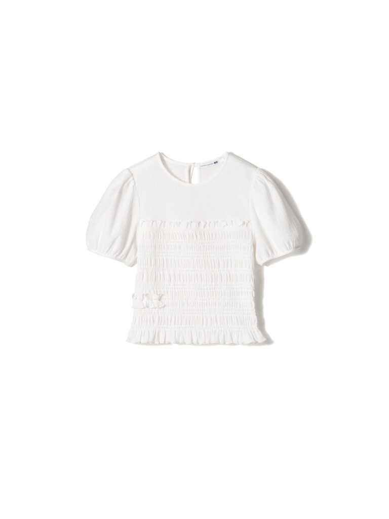 シャーリングとフリル、ボリュームスリーブの効いたホワイトのTシャツ