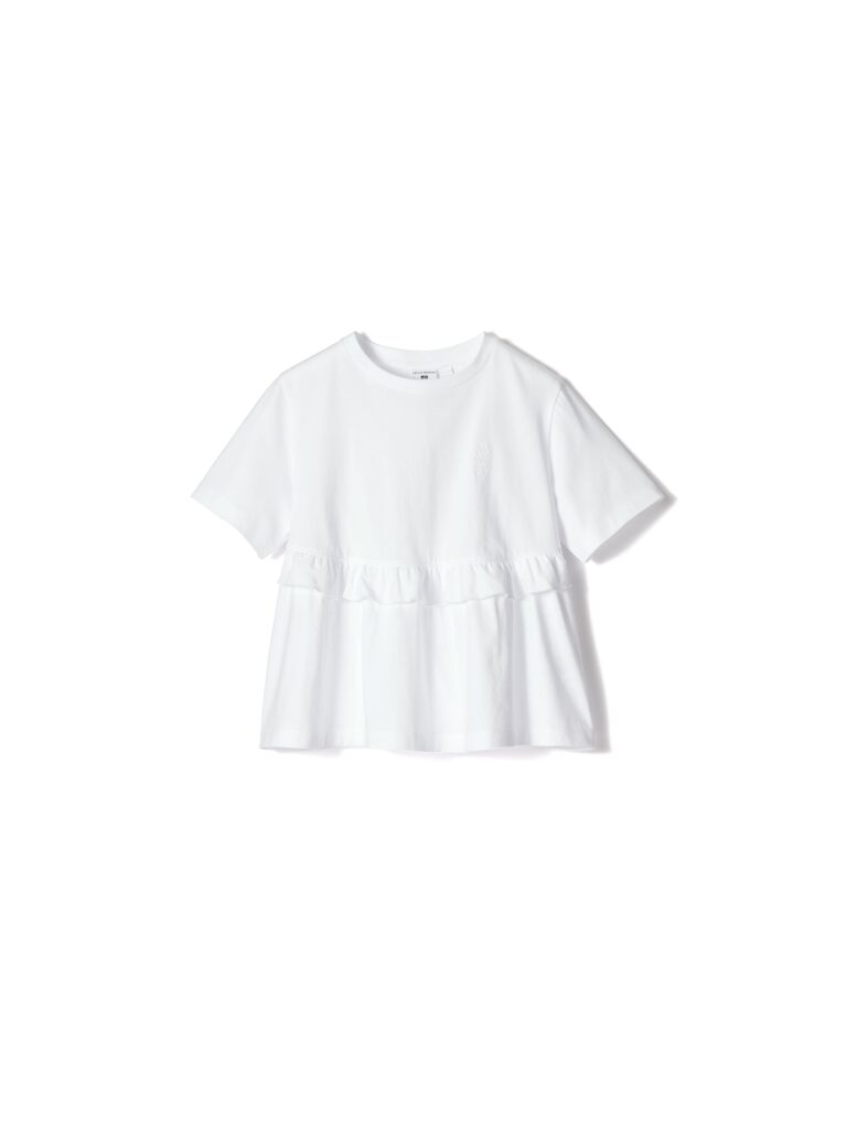 フリルをあしらった白Tシャツ