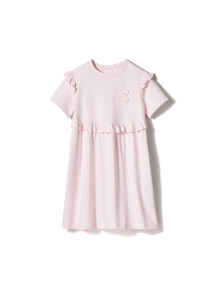 フリルをあしらったピンクのワンピース