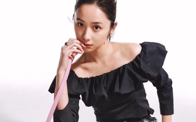 黒デニム、甘辛バランスの正解は？