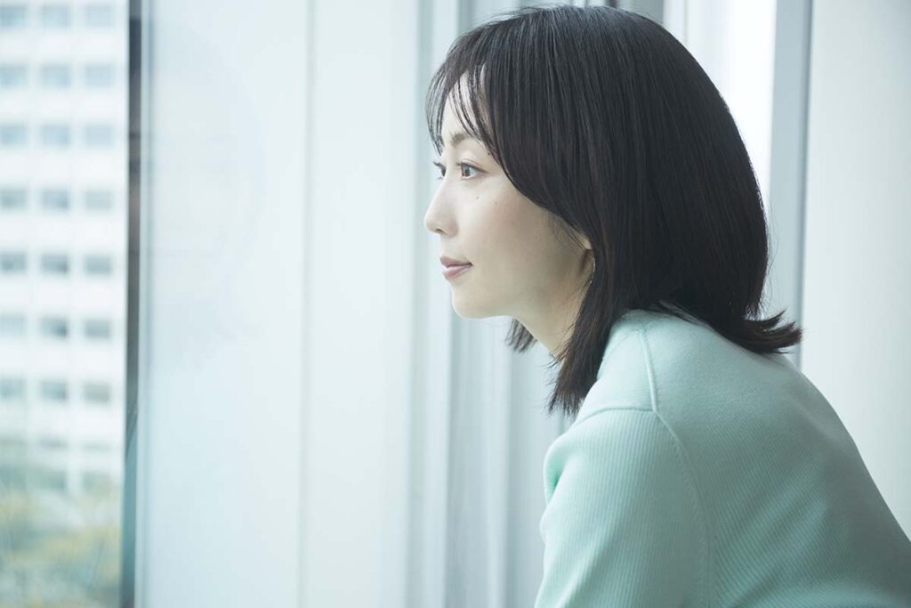 木南晴夏さん　窓の景色を眺める　アップ画像