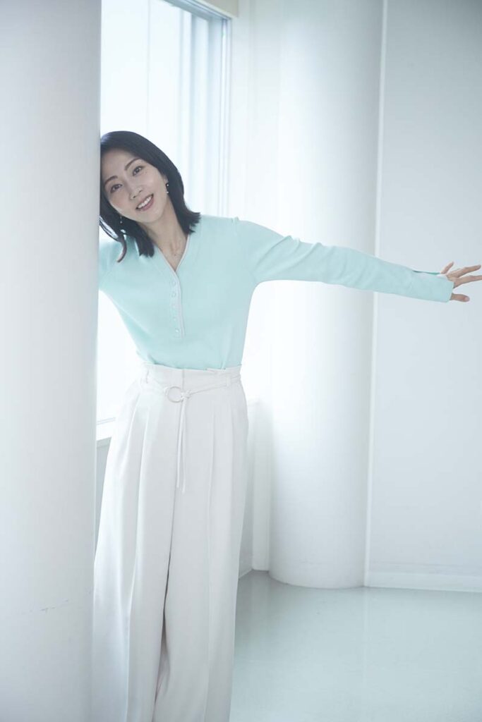 木南晴夏さん　笑顔で柱から写る全身画像