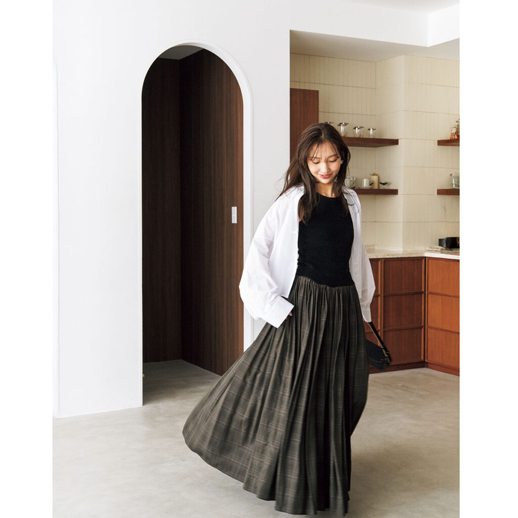黒ワンピに白シャツのコーデ