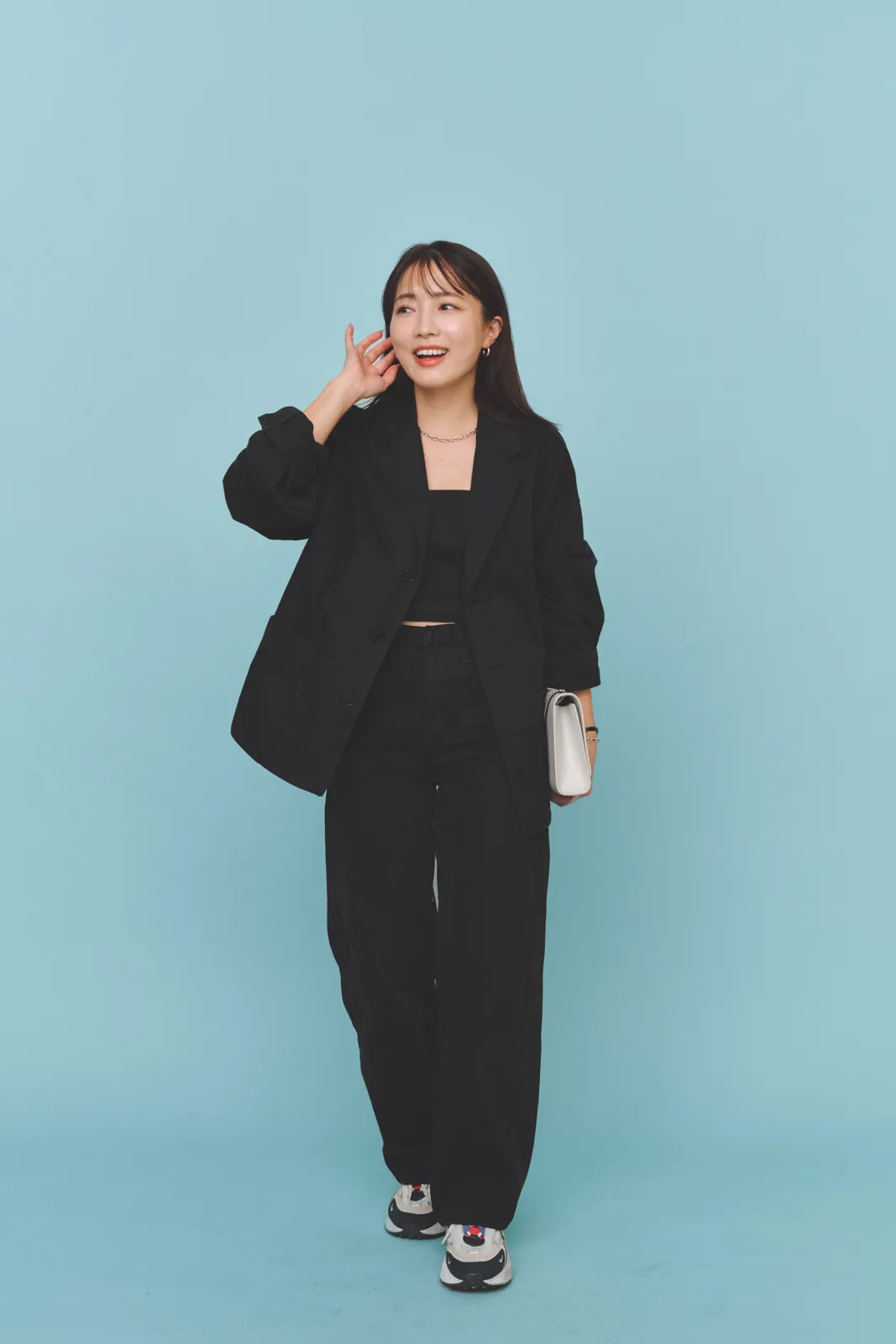 黒パンツコーデにおすすめの黒デニムのセットアップ×短丈トップスの長江里穂子さん