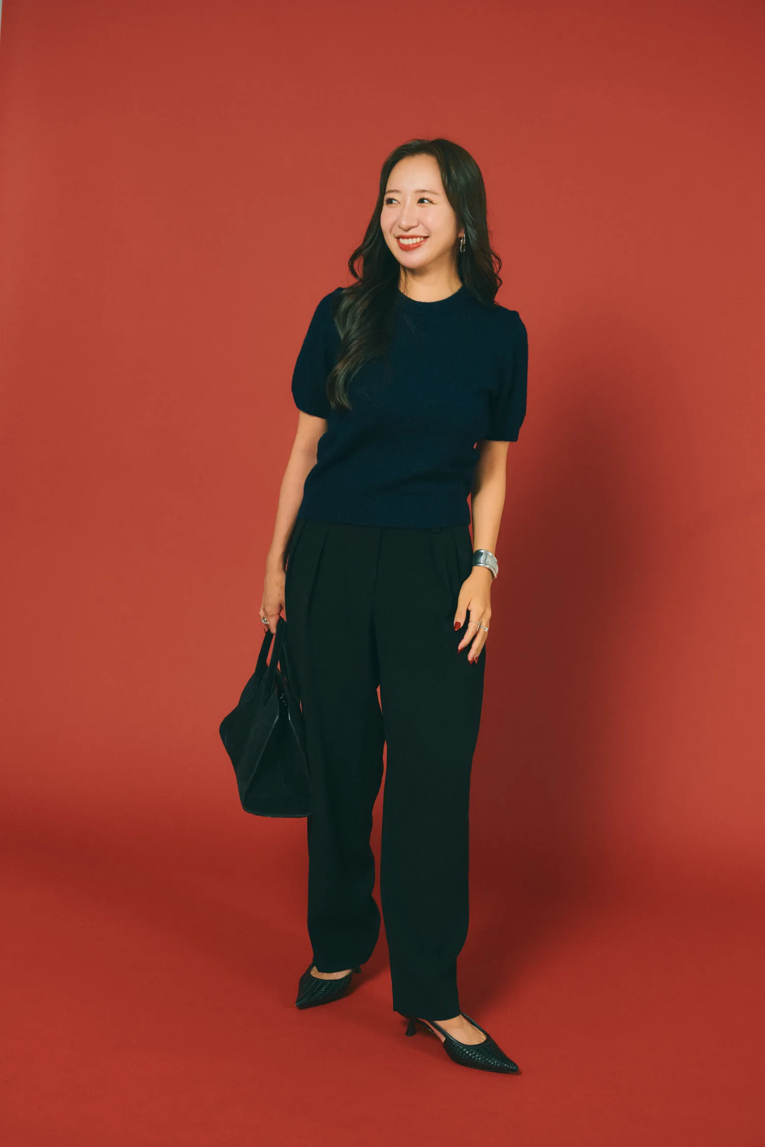 黒パンツコーデにおすすめのネイビーニット×黒パンツの田村有希さん