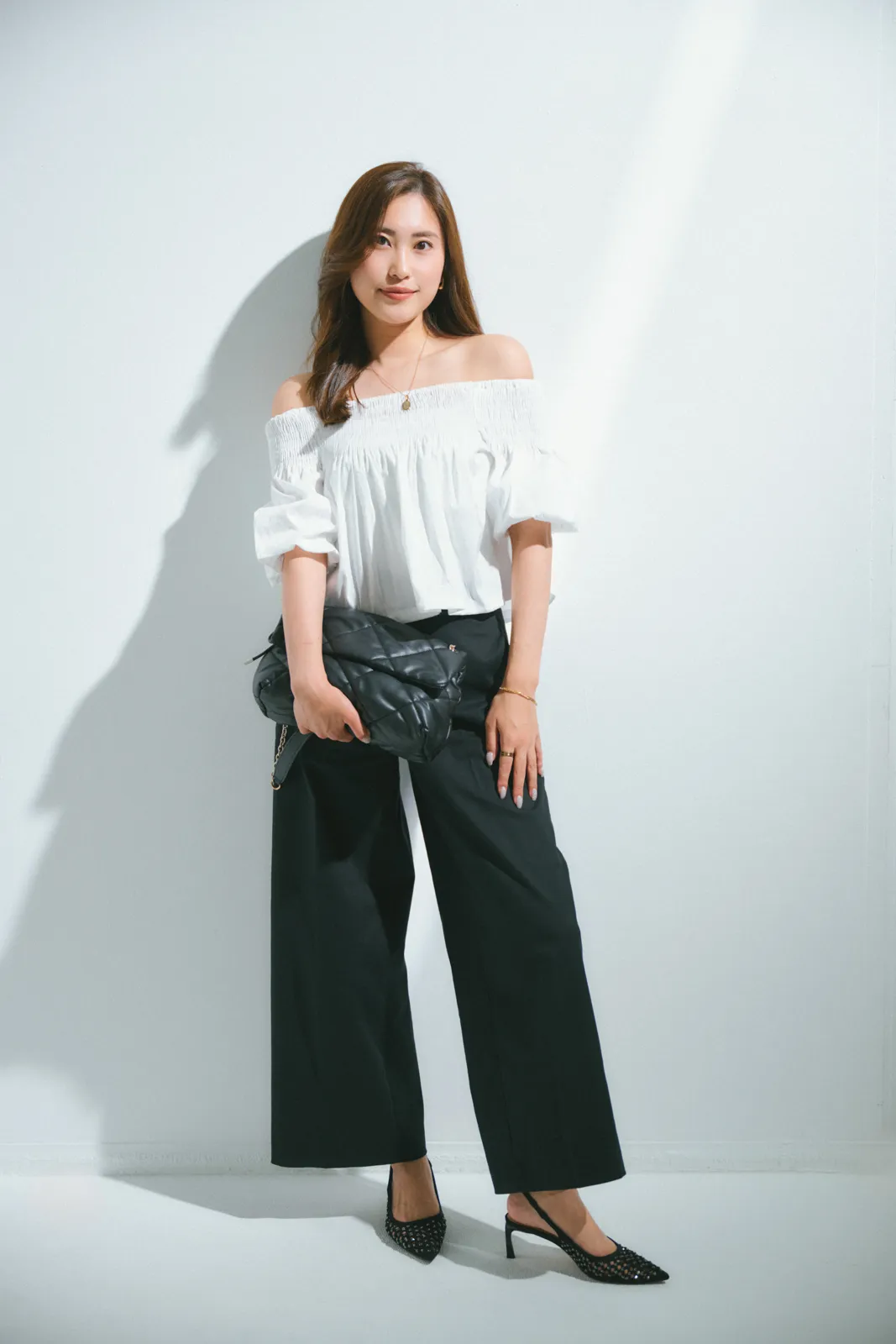 黒パンツコーデにおすすめの白のオフショルトップス×黒ワイドパンツの山﨑紗菜さん