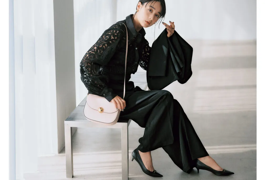 黒パンツコーデにおすすめの黒レースブラウス×黒パンツの山本美月さん