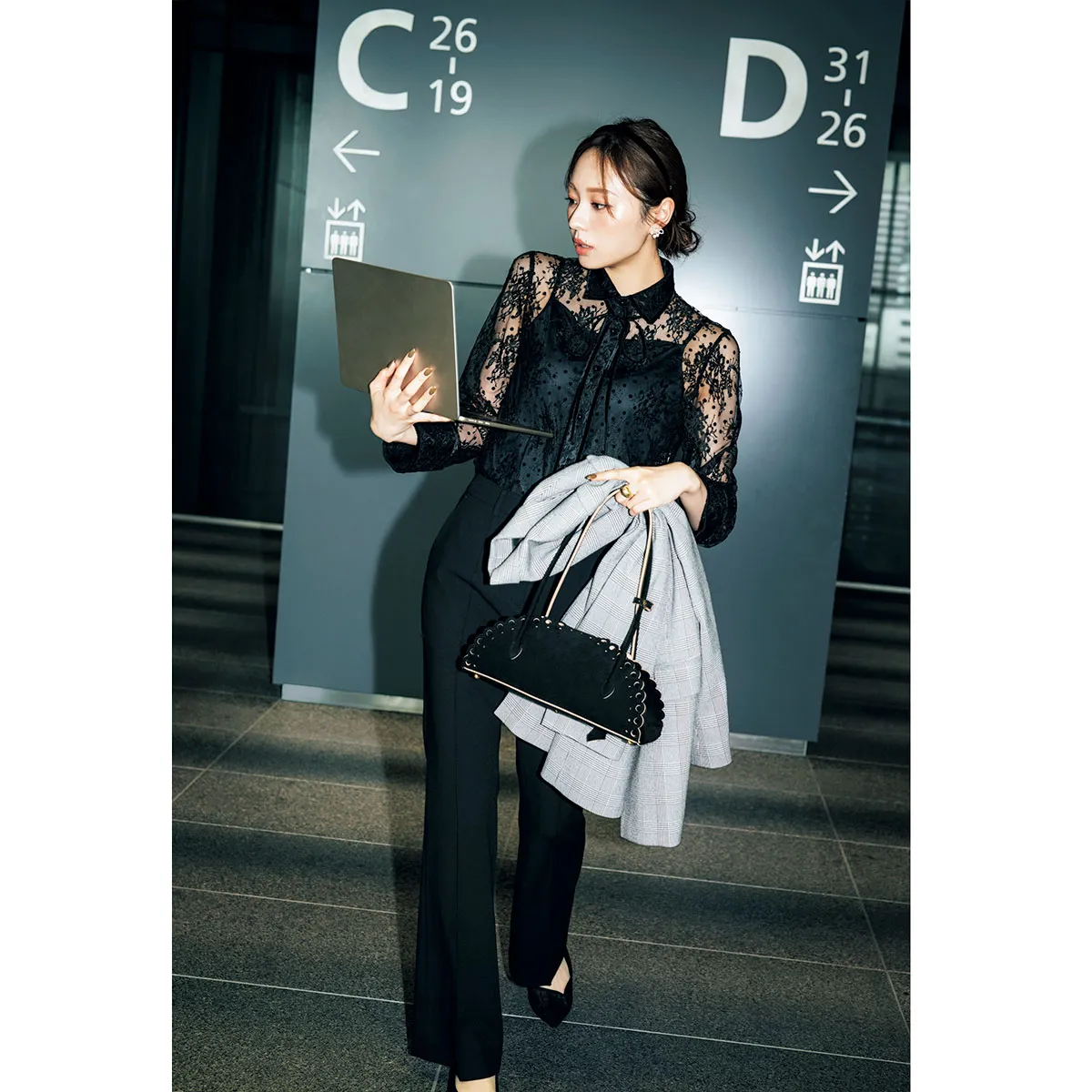 黒パンツコーデにおすすめの黒のレースブラウス×黒パンツの梅澤美波さん