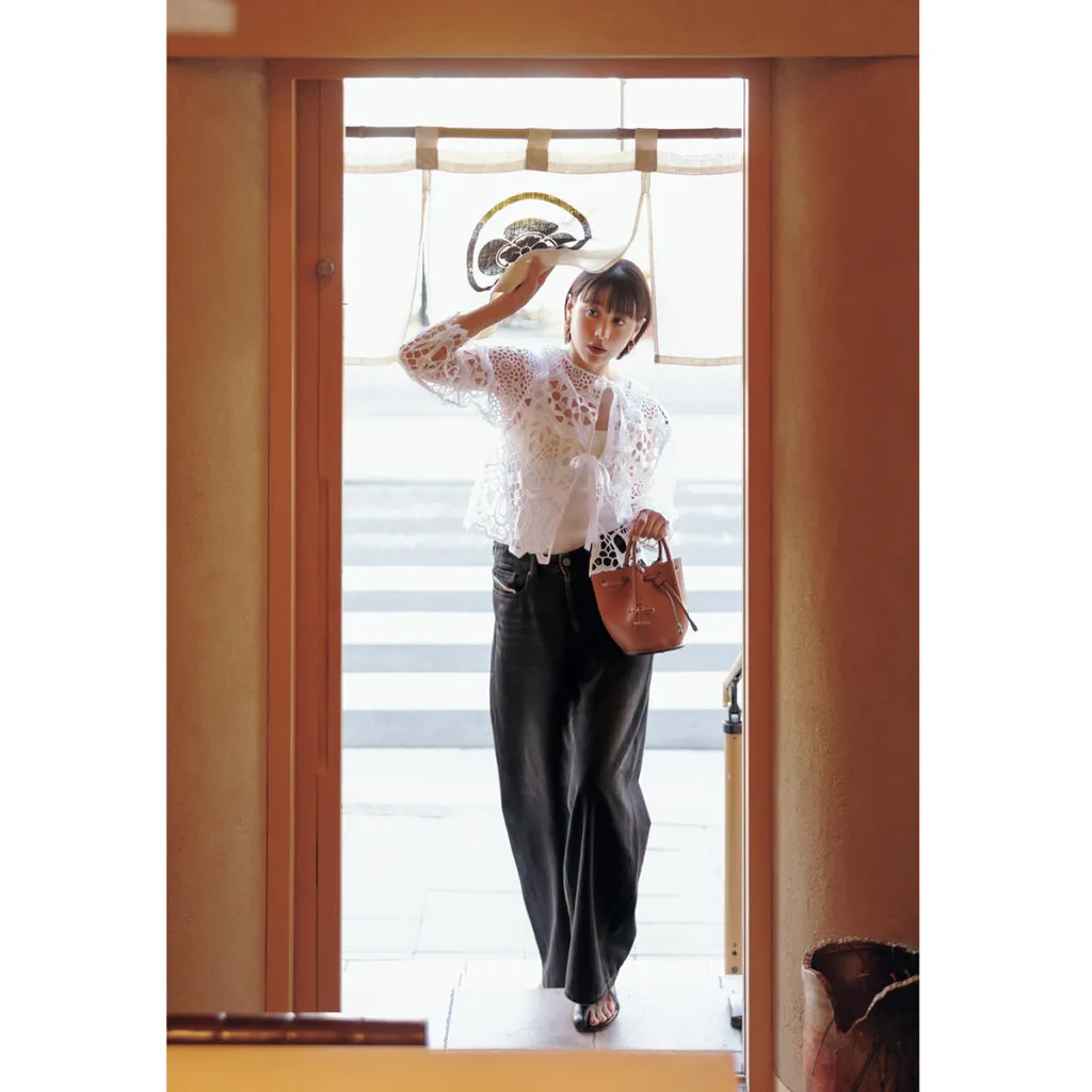 黒パンツコーデにおすすめの白のレースブラウス×黒デニムパンツの山本美月さん