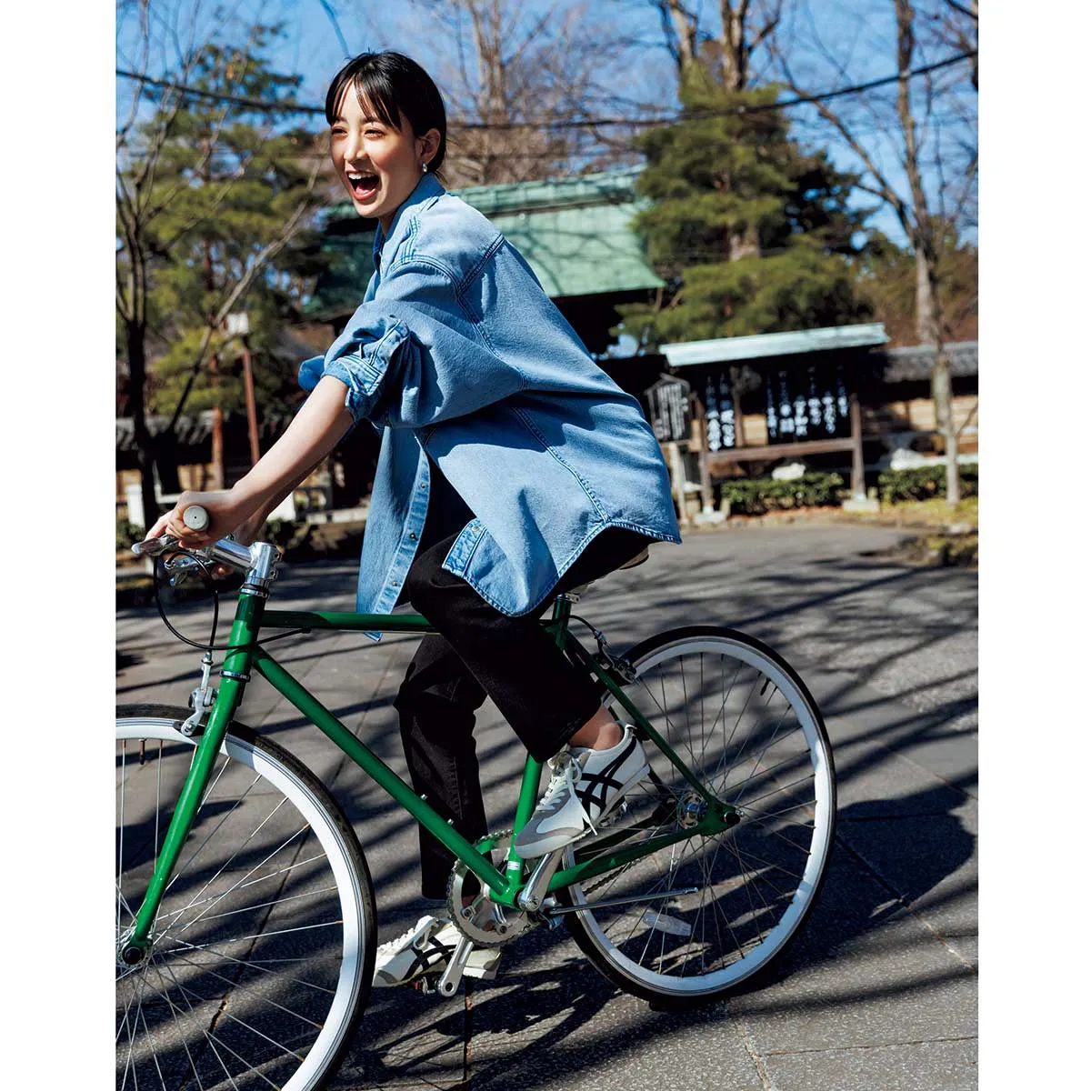 黒パンツコーデにおすすめのデニムシャツ×黒のストレートデニムパンツの山本美月さん