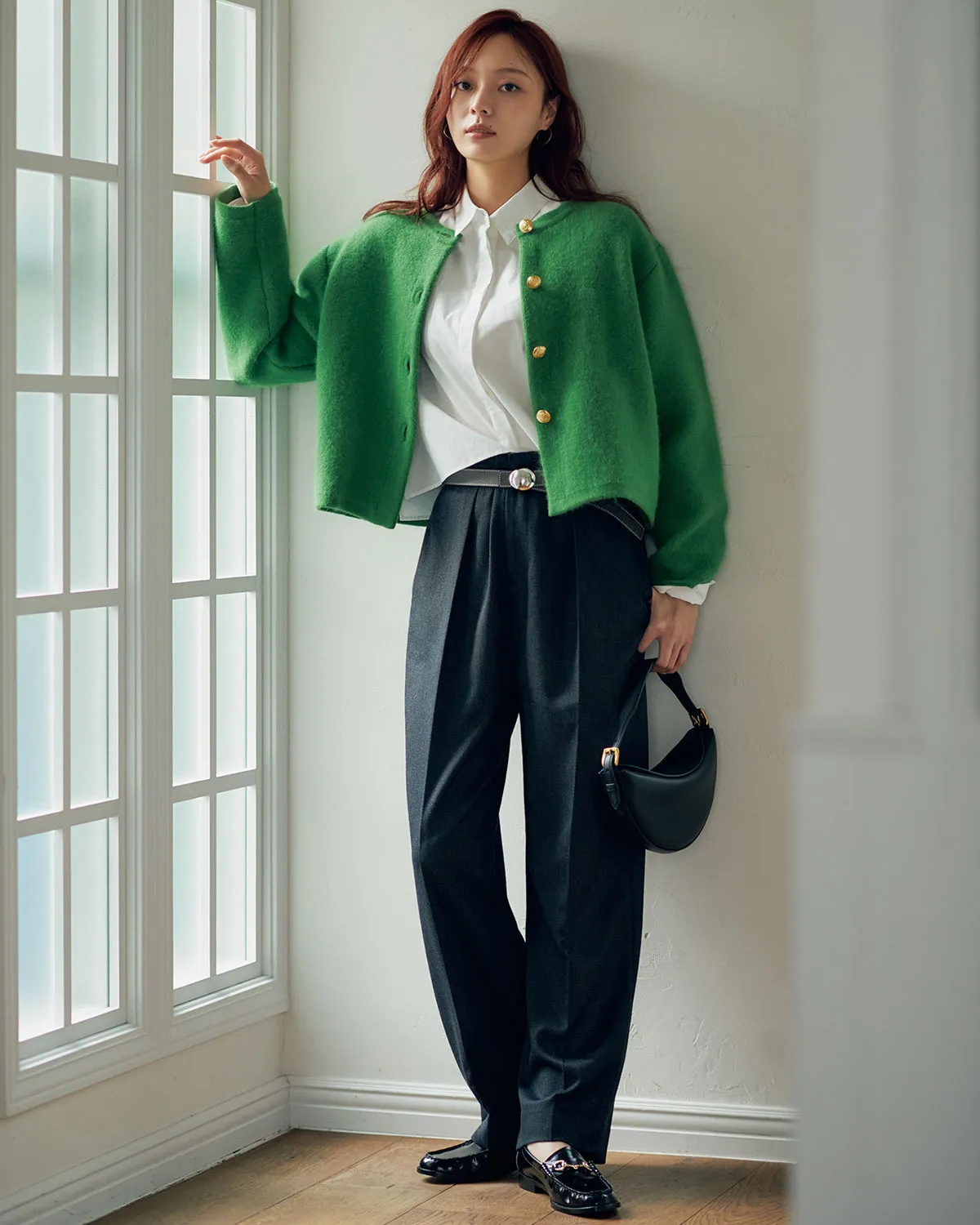 黒パンツコーデにおすすめの白シャツ×グリーンニットジャケット×黒パンツの梅澤美波さん