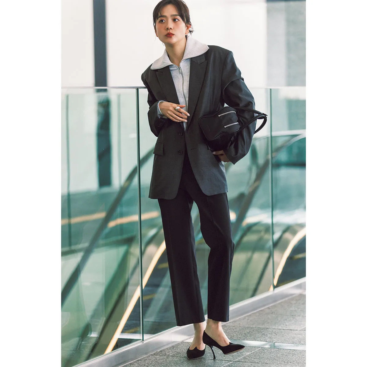 黒パンツコーデにおすすめのジャケット×ハーフジップスウェット×黒パンツの松井愛莉さん