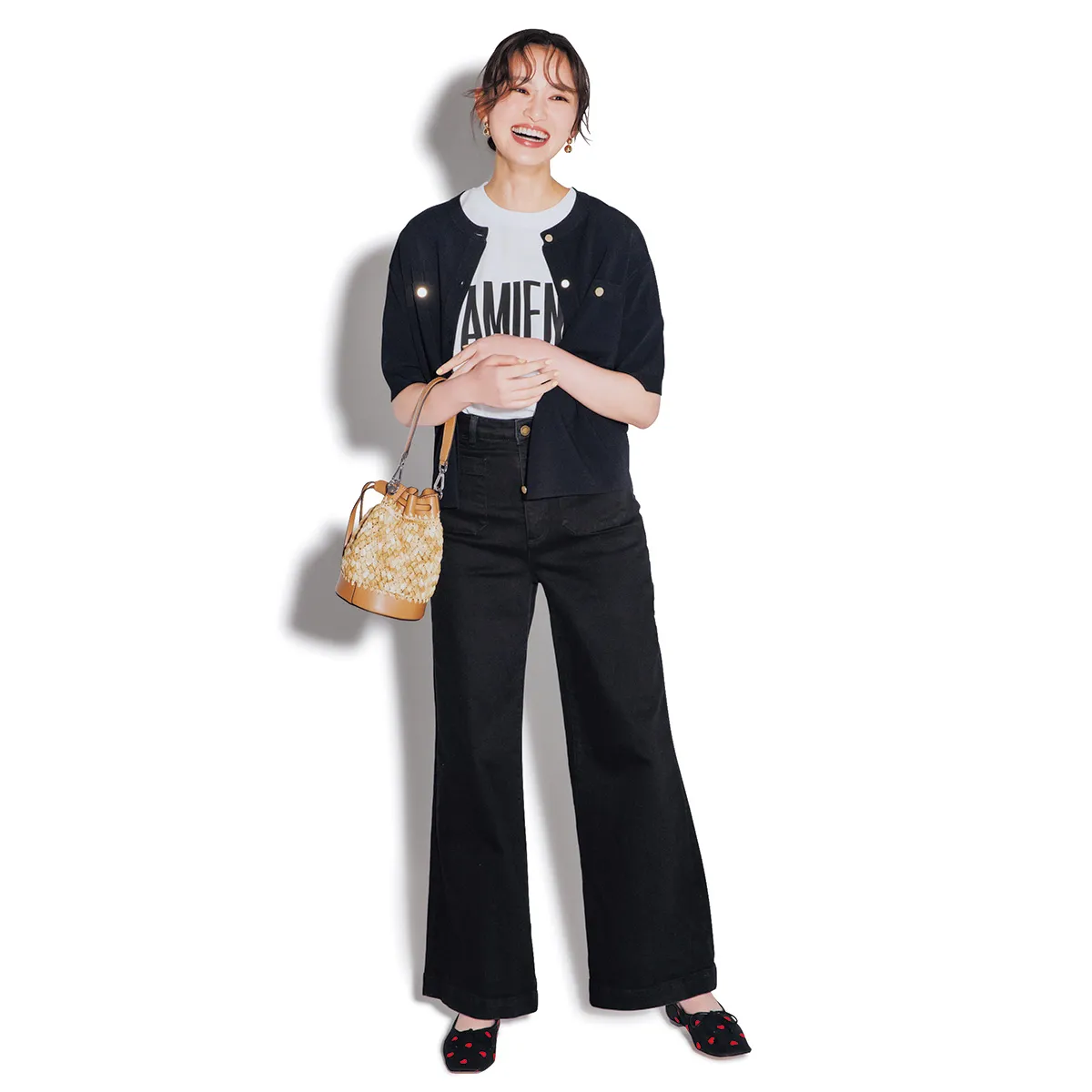 黒パンツコーデにおすすめのTシャツ×黒カーディガン×黒デニムパンツの松山莉奈さん
