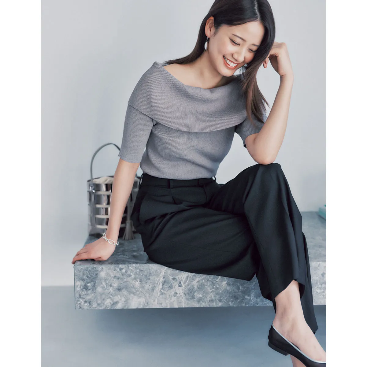 黒パンツコーデにおすすめのオフショルニット×黒パンツの山崎紘菜さん