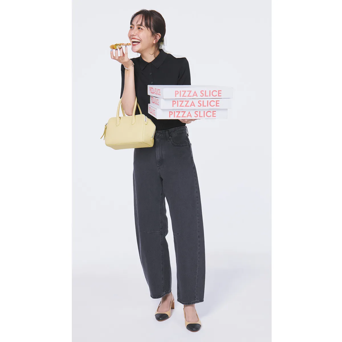 黒パンツコーデにおすすめの黒のポロニット×黒のデニムパンツの松井愛莉さん