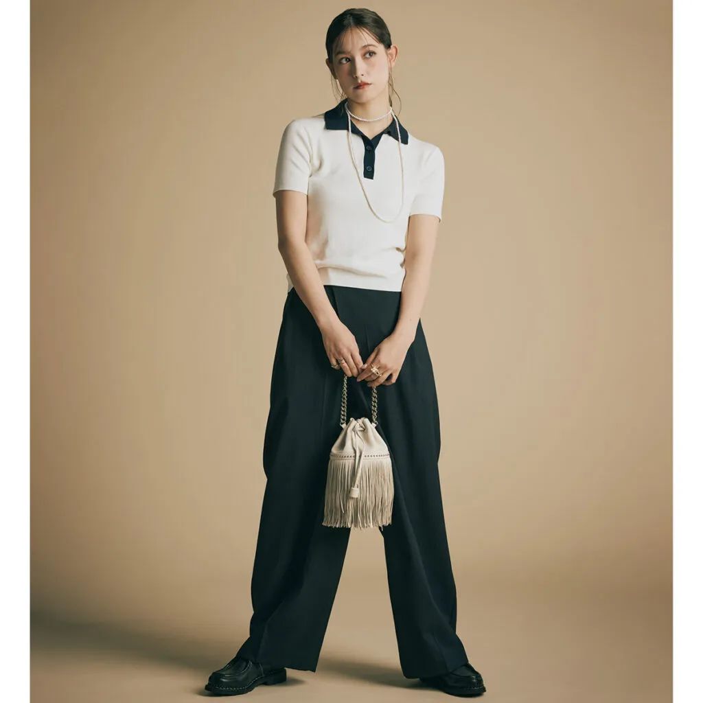 黒パンツコーデにおすすめの白のポロニット×黒パンツのトラウデン直美さん