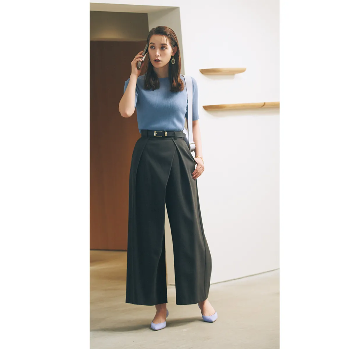 黒パンツコーデにおすすめのブルートップス×黒のラップパンツのトラウデン直美さん