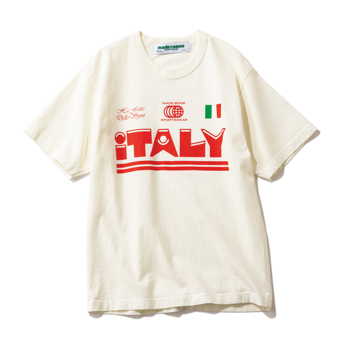 ベージュがかった白地にレトロな赤いロゴTシャツ