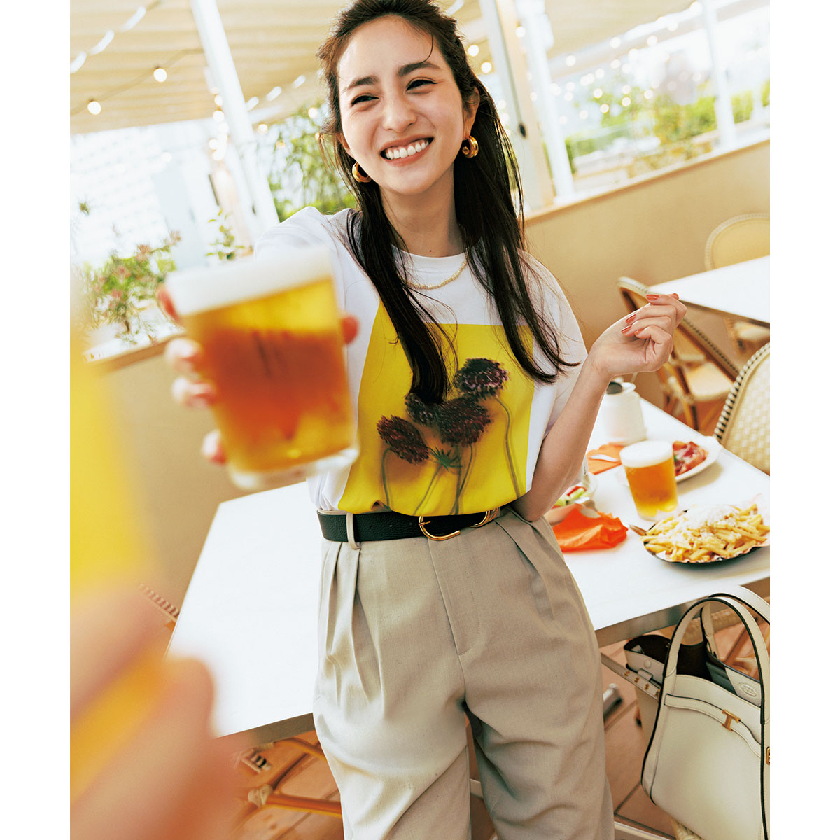 プリントTとチノパンツのコーデ