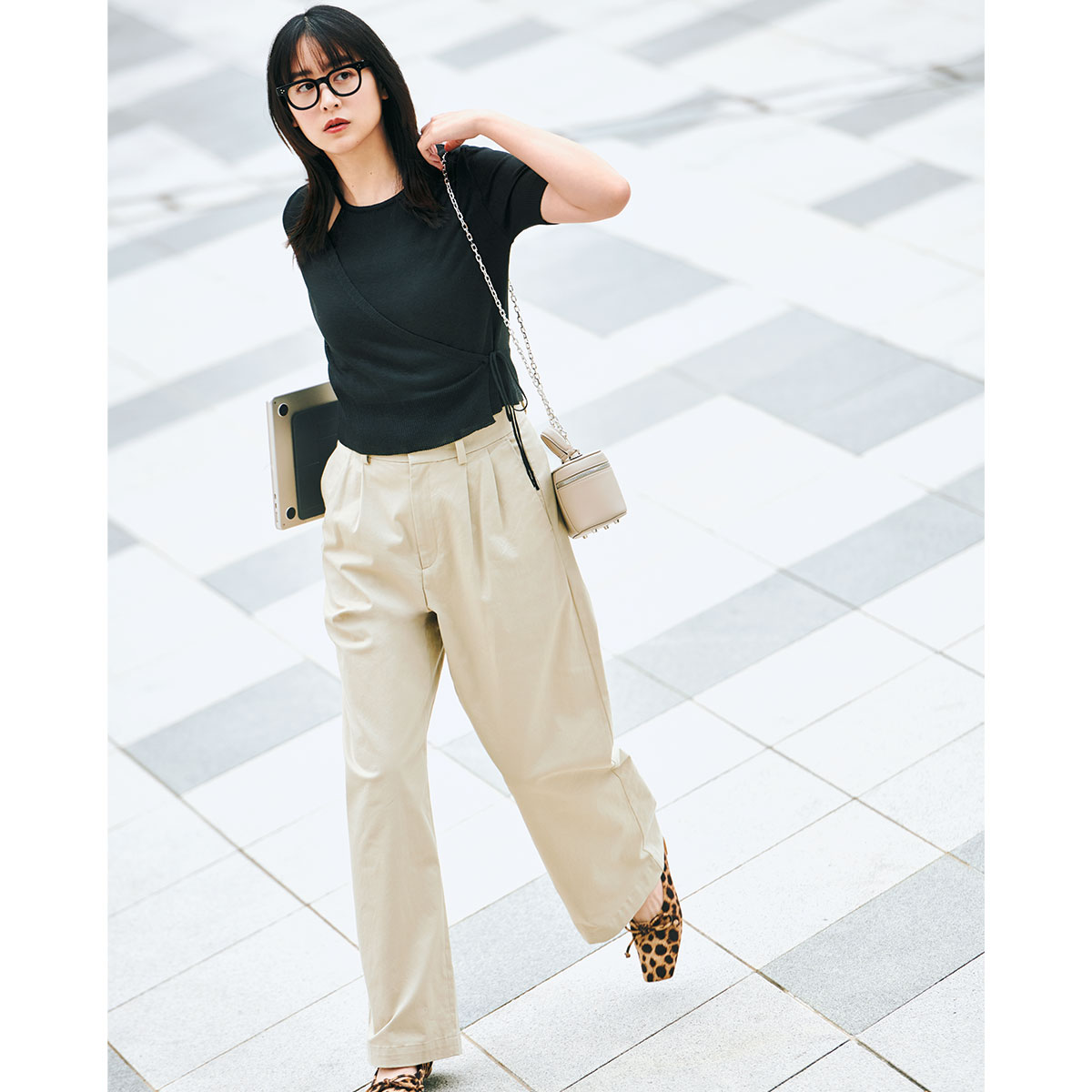 カシュクールニットとチノパンツのコーデ