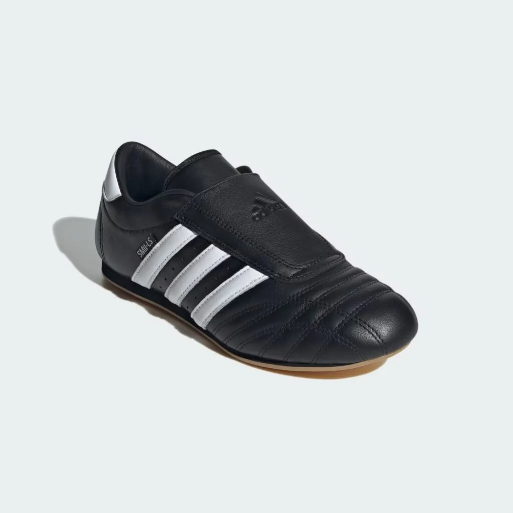 adidas Originalsの黒スニーカー