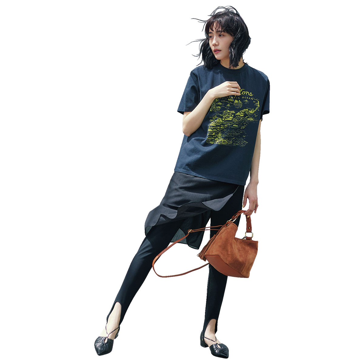Tシャツとスカートにトレンカのレイヤードコーデ